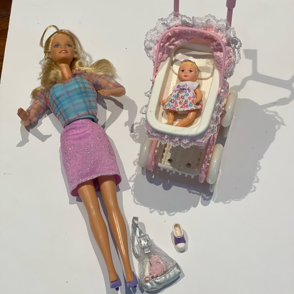 Walking Barbie & baby sister Krissy Doll with talking bassinet on Stroller - Picture 5 of 16